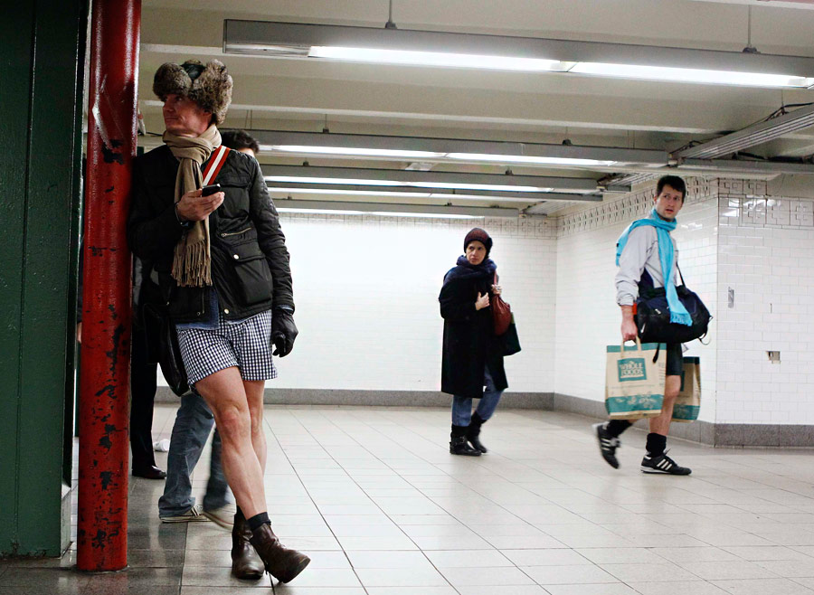 Мировая ежегодная акция The No Pants Subway Ride («Поездка в метро без штанов») в Нью-Йоркском метро. © Lucas Jackson/Reuters