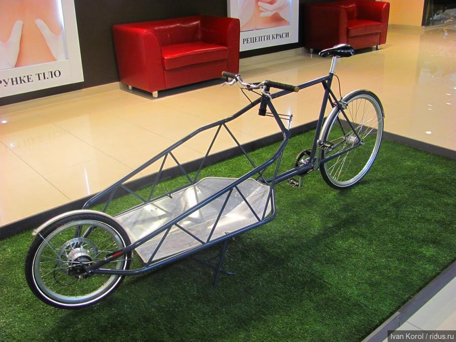 Илиан Вельтман «01-Грузовой велосипед».  Грузовой велосипед был создан дизайнером для собственных потребностей в транспортировке. Грамотное использование материалов, а также искусная конструкция закрепили вес этого велосипеда на отметке 22кг. Дизайн руля, как и метод конструирования, были созданы под влиянием автомобилей и самолетов начала тридцатых годов.   
