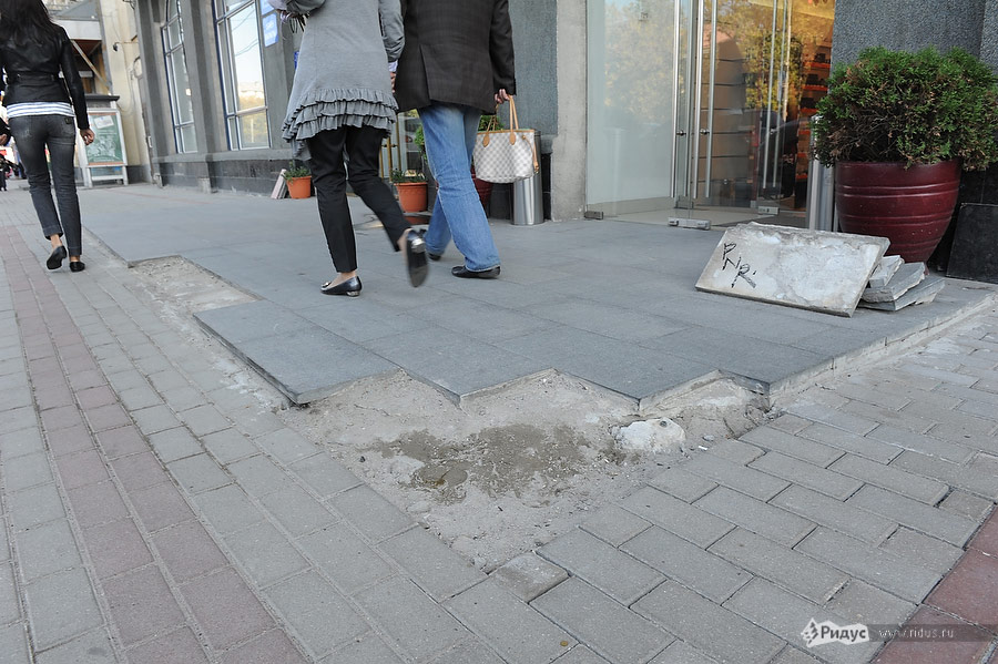 Укладка тротуарной плитки в Москве. © Антон Белицкий/Ridus.ru
