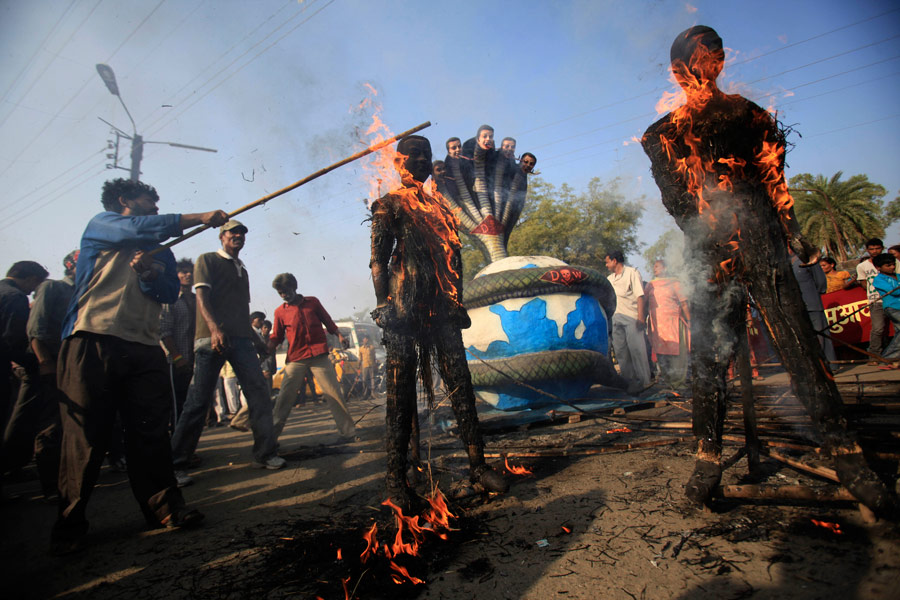 Жители Бхопала, пострадавшие после крупнейшей техногенной катастрофы в индийском Бхопале, во время пикета в 27-ю годовщину со дня трагедии с требованием новых компенсаций. © Rafiq Maqbool/AP Photo