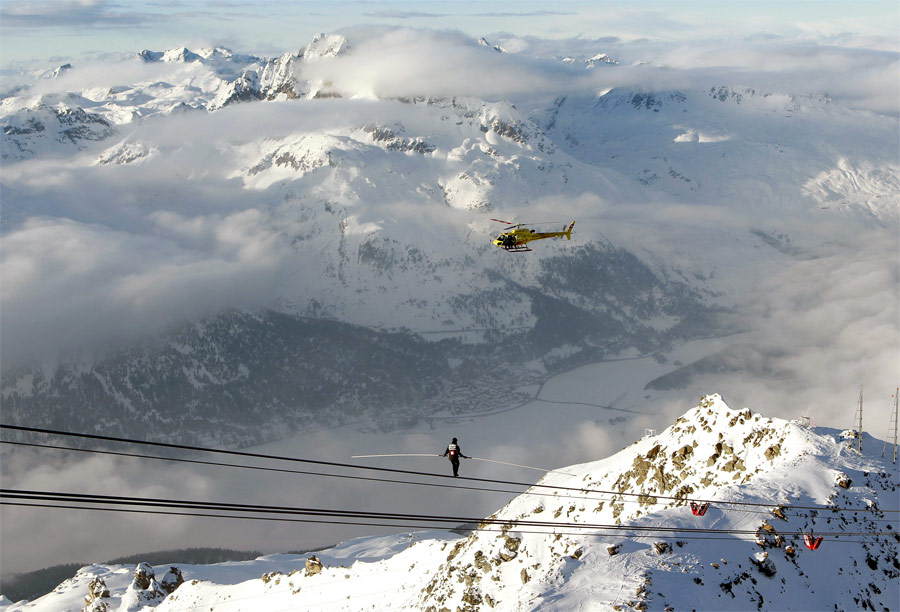 Канатоходец Фредди Нок на тросе подъемника на горе Корвач в Швейцарии. © Arnd Wiegmann/Reuters