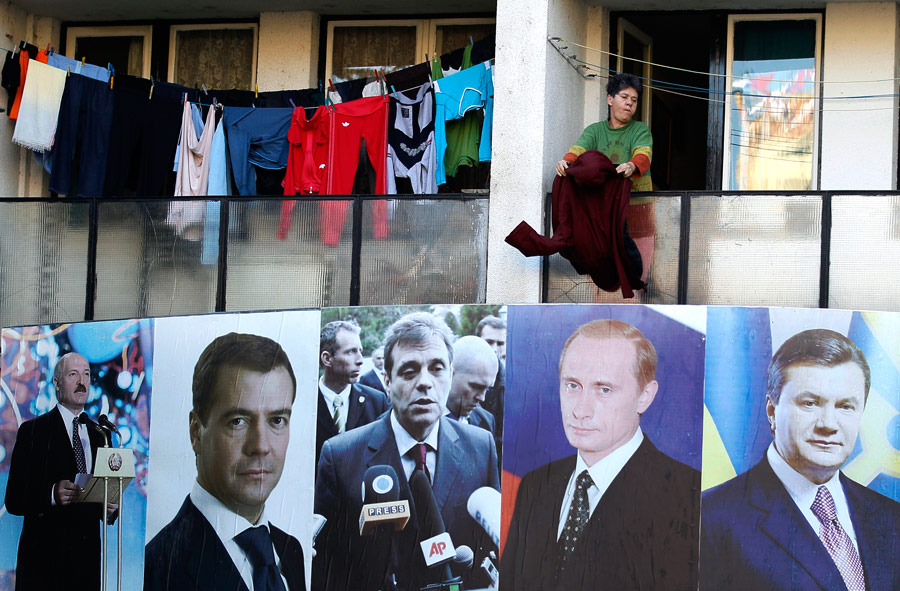 Плакаты политических лидеров у домов жителей Косово. © Darko Vojinovic/AP Photo
