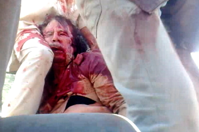 На кадре из видео Reuters TV тело Каддафи. © Reuters