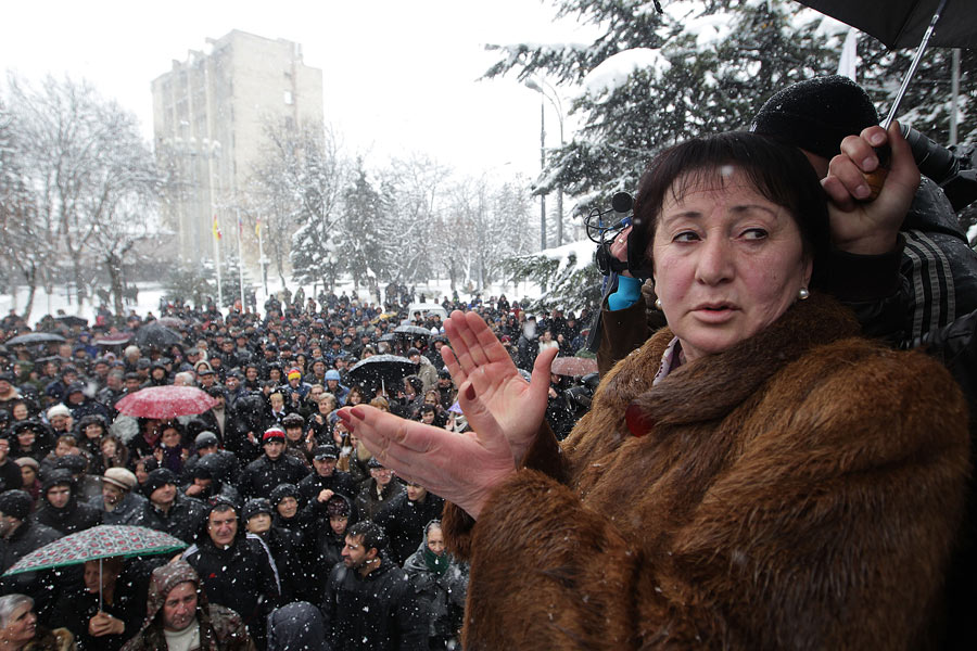 Алла Джиоева  обращается к своим сторонникам. © Михаил Мокрушин/РИА Новости