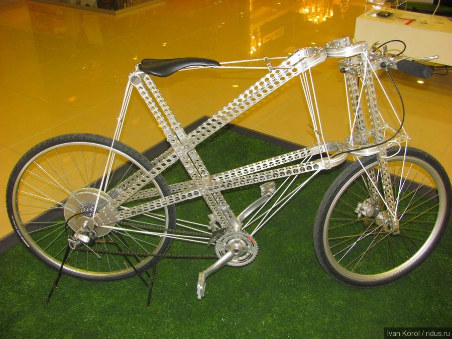 Хансен Хопнер, велоконцепт «Воздушный змей»  «Воздушный змей» - это концепт велосипеда, призванный уничтожать предрассудки о велосипедах с рекуперативным гибридным двигателем. Чтобы увеличить их принятие среди молодой, атлетической целевой аудитории, привод соединили с инновационным концептом рамы – теперь и дизайн, и производительность системы в целом оптимизированы под стандарты именно целевой аудитории. Для ещё большего увеличения эффективности системы была разработана сверхлегкая конструкция, необходимая стабильность которой обеспечивается неослабевающим натяжением сверхлегкого волокна «Dyneema». 