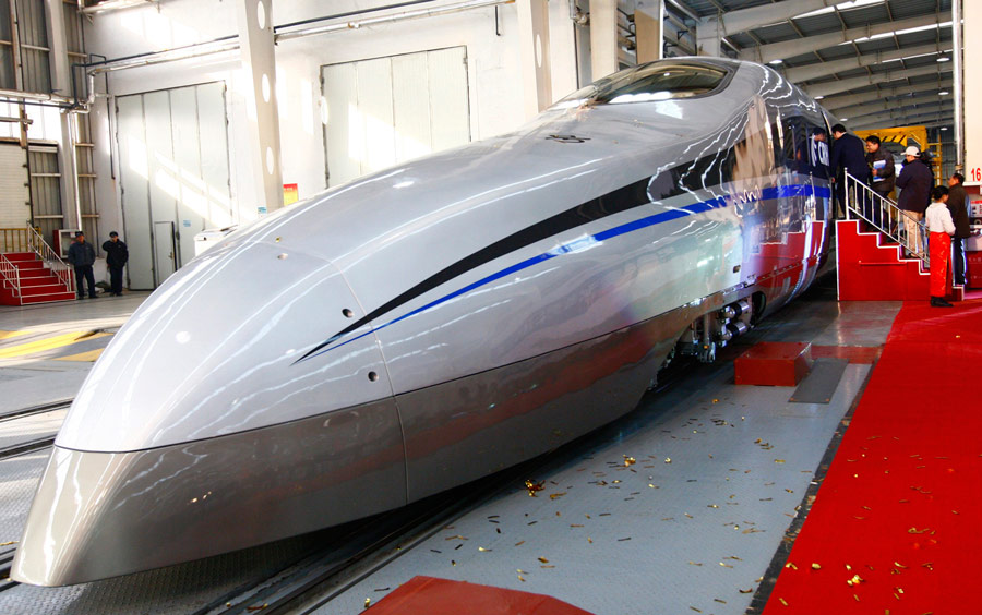 Посетители на борту новой модели суперскоростного локомотива, представленной в Циндао, Китай. © China Daily/Reuters
