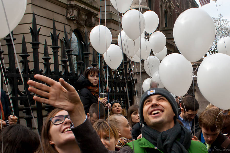 В субботу в небо Нью-Йорка улетела сотня белых шариков