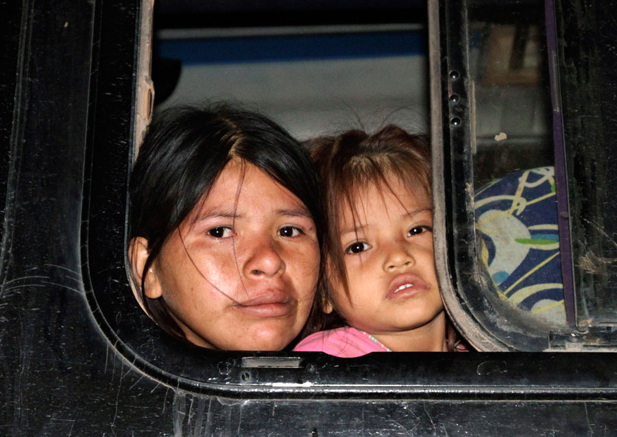 Мать и дочь, задержанные в ходе митинга протеста. © David Mercado/Reuters