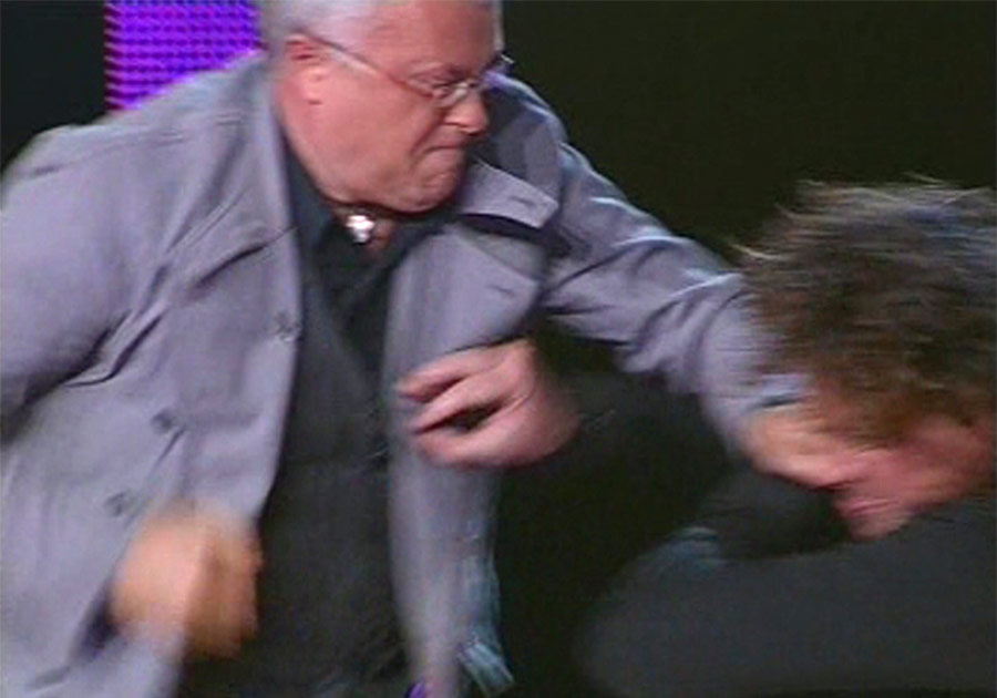 Инцидент между Александром Лебедевым и  Сергеем Полонским в эфире НТВ. © Кадр программы «НТВшники», переданный агентством Reuters