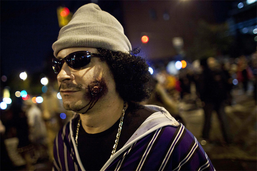 Человек, одетый в костюм Муаммара Каддафи, на Хэллоуин-параде в Нью-Йорке. © Andrew Burton/Reuters