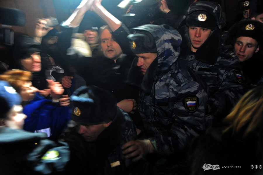 Сергея Удальцова выводят из здания суда. © Василий Максимов/Ridus.ru