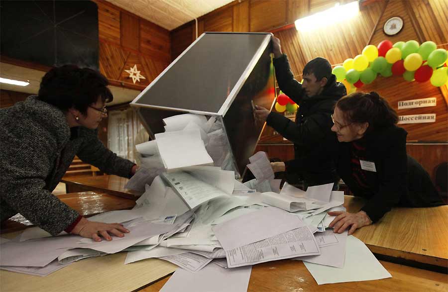Подсчет голосов на выборах в ГД. Фото REUTERS/Ilya Naymushin