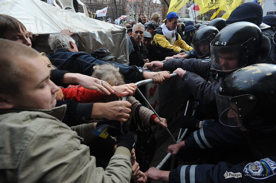 Столкновения сторонников Юлии Тимошенко с милицией в Киеве после оглашения приговора. © Сергей Полежака/Ridus.ru