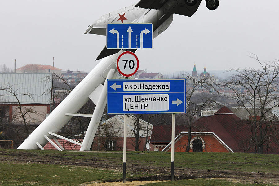 Монумент-самолет возле трассы напоминает о том, что Крымск - город стратегического значения © Никита Перфильев