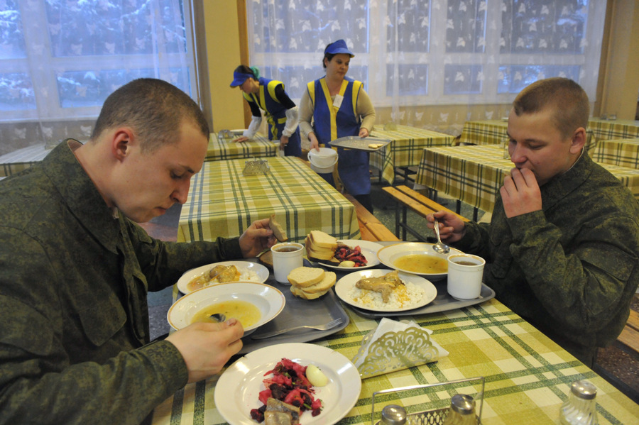 Официантки убирают обеденный зал в солдатской столовой зенитно-ракетной бригады Западного военного округа. ©Сергей Пятаков/РИА Новости
