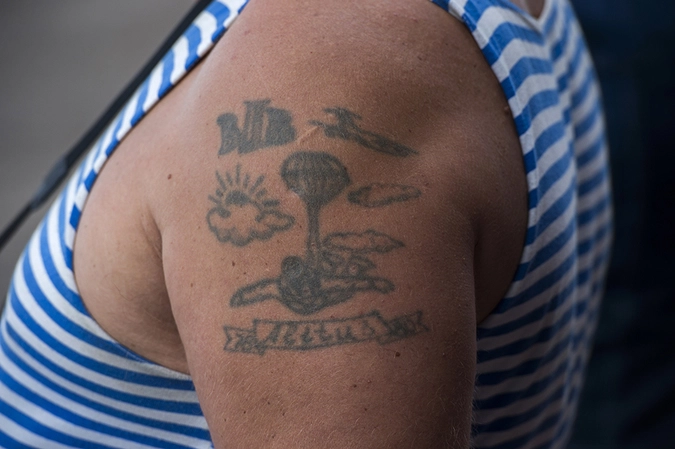Неонацист в США подружился с негром-полицейским и свел татуировки со свастикой