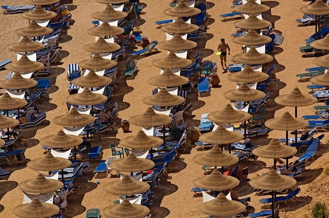 Фотография до террористической атаки на российский самолет. Сотни туристов наслаждаются отдыхом на пляже.