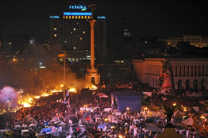 Палаточный лагерь сторонников евроинтеграции на площади Независимости в Киеве, где начались столкновения оппозиции и сотрудников милиции.