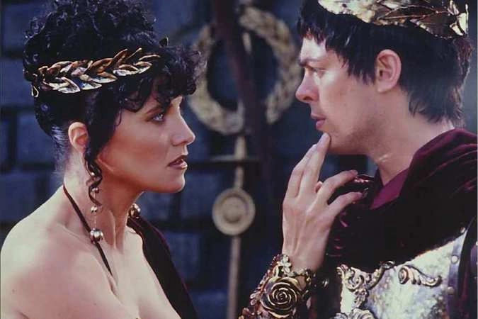 Карл Урбан в роли Юлия Цезаря в телесериале «Зена — королева воинов» (2001)