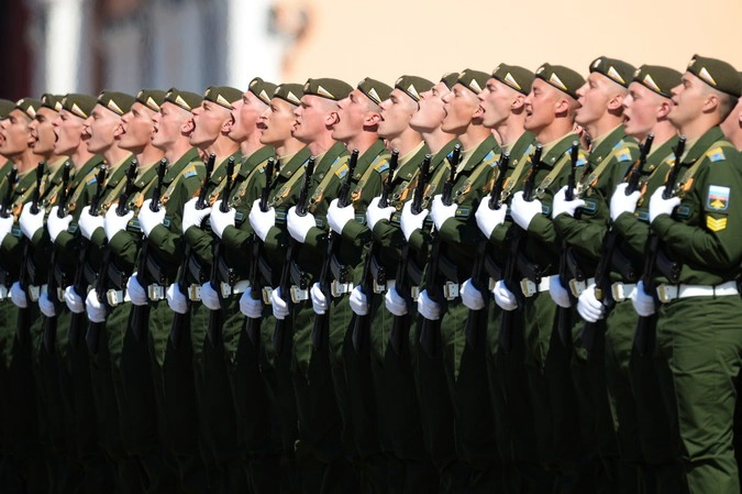 Военнослужащие парадных расчетов во время военного парада на Красной площади в честь 71-й годовщины Победы в Великой Отечественной войне 1941-1945 годов.