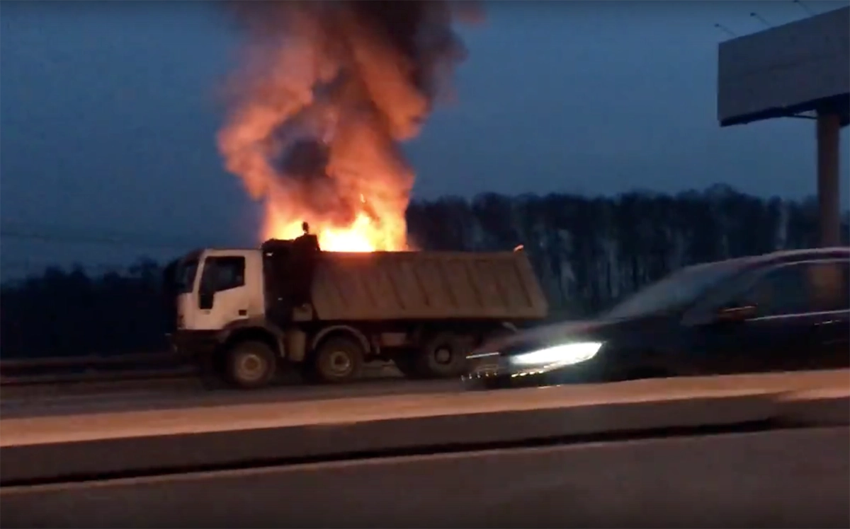 Горящий грузовик на МКАД попал на видео