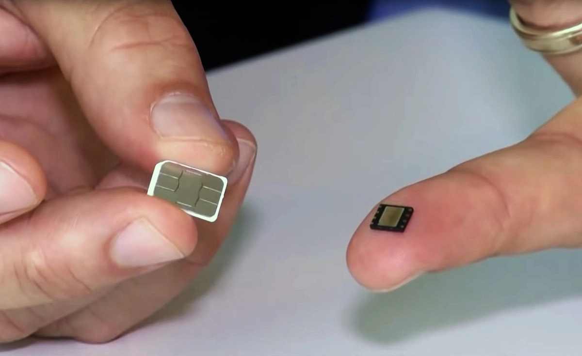 Сравнение обычной SIM-карты с чипом eSIM.