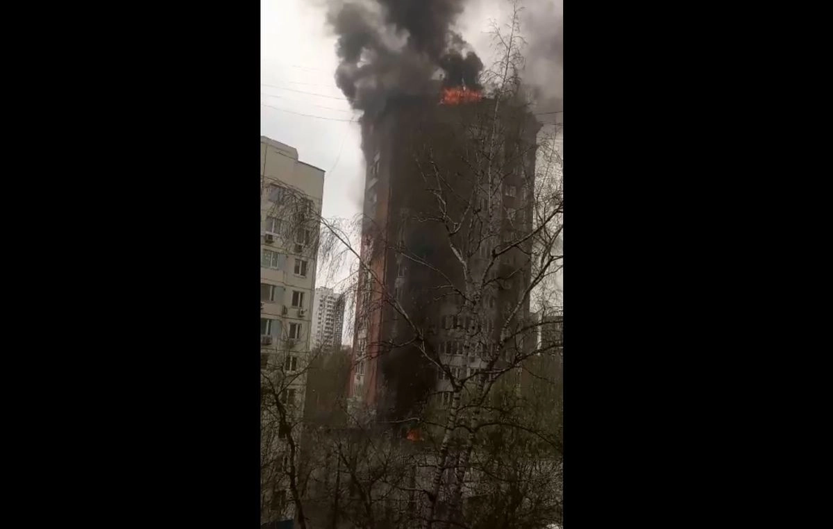 Опубликовано видео пожара в жилом доме на севере Москвы