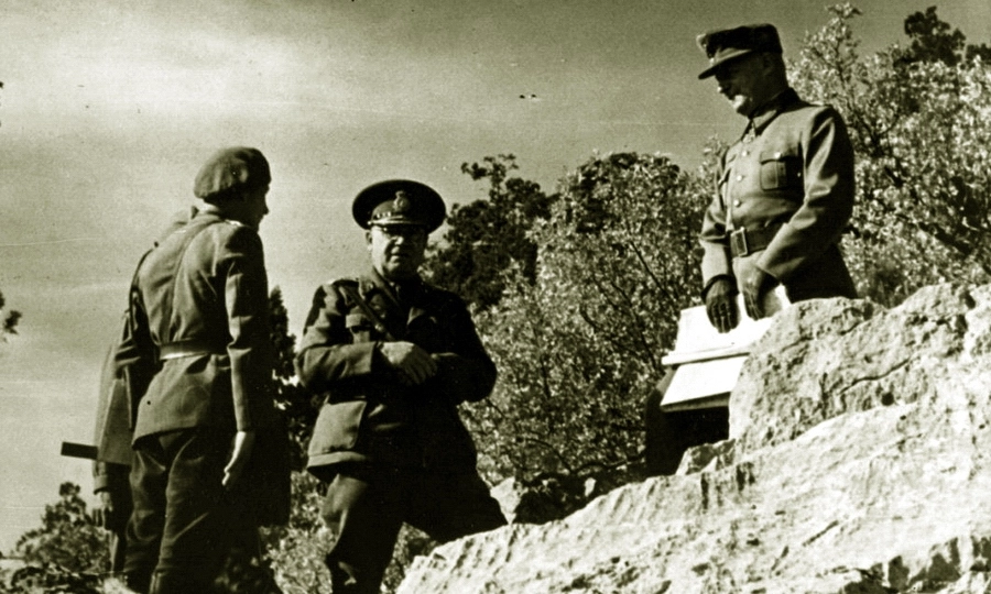 Командующий румынским 7-м горным корпусом генерал Уго Шваб и командующий XLIX горным корпусом вермахта генерал Рудольф Конрад инспектируют войска, февраль 1944 года