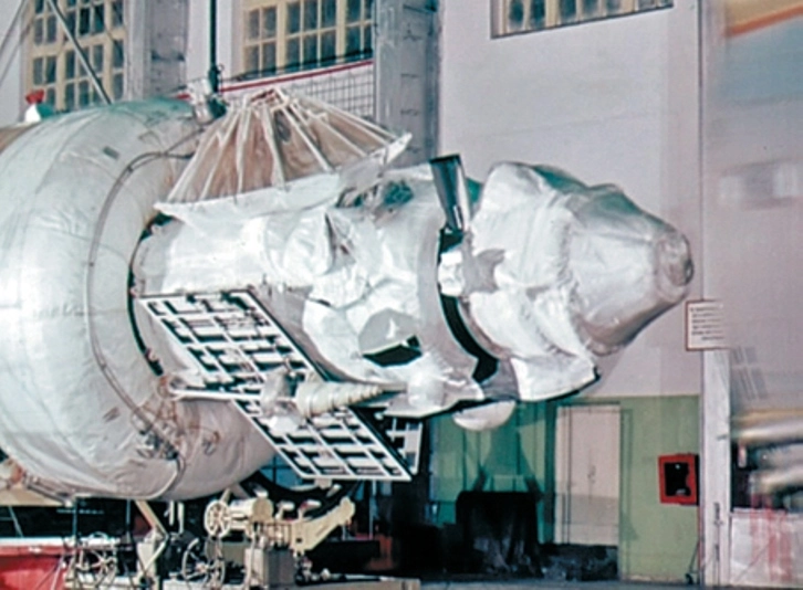 Автоматическая межпланетная станция В-67 («Венера-4») на последней ступени ракеты-носителя. Кадр фильма «Здравствуй, Венера!» (1967). Иллюстрация из книги П. Шубина «Венера. Неукротимая планета» (2017)