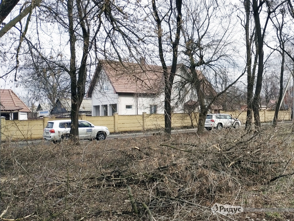 Машины ОБСЕ в Октябрьском поселке. Машины ОБСЕ в Октябрьском поселке.