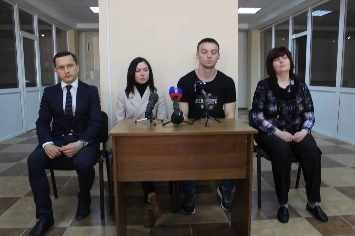 Слева направо: правозащитник Всеволод Радченко, вдова погибшего Эрика Маковейчук, пострадавший в драке Сергей Подгорнов, правозащитница Наталья Холмогорова Слева направо: правозащитник Всеволод Радченко, вдова погибшего Эрика Маковейчук, пострадавший в драке Сергей Подгорнов, правозащитница Наталья Холмогорова