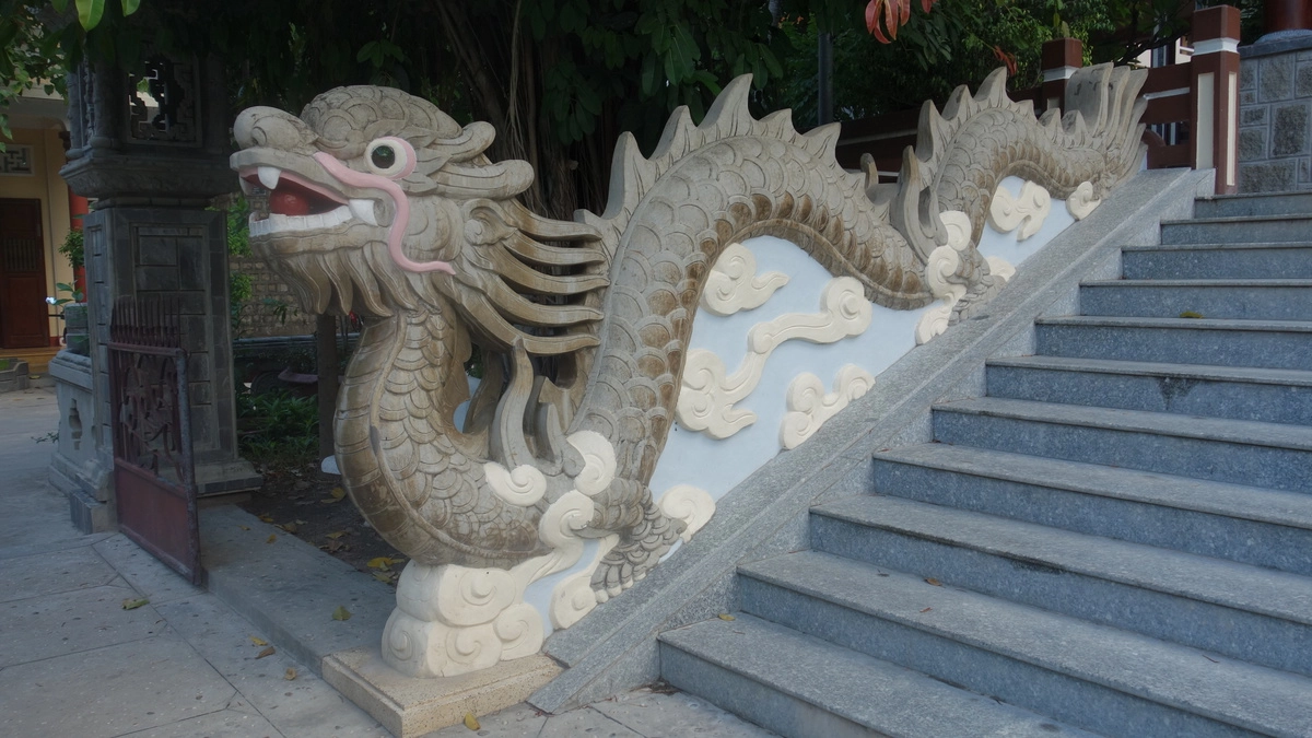 Драконы также охраняют лестницу к храму.