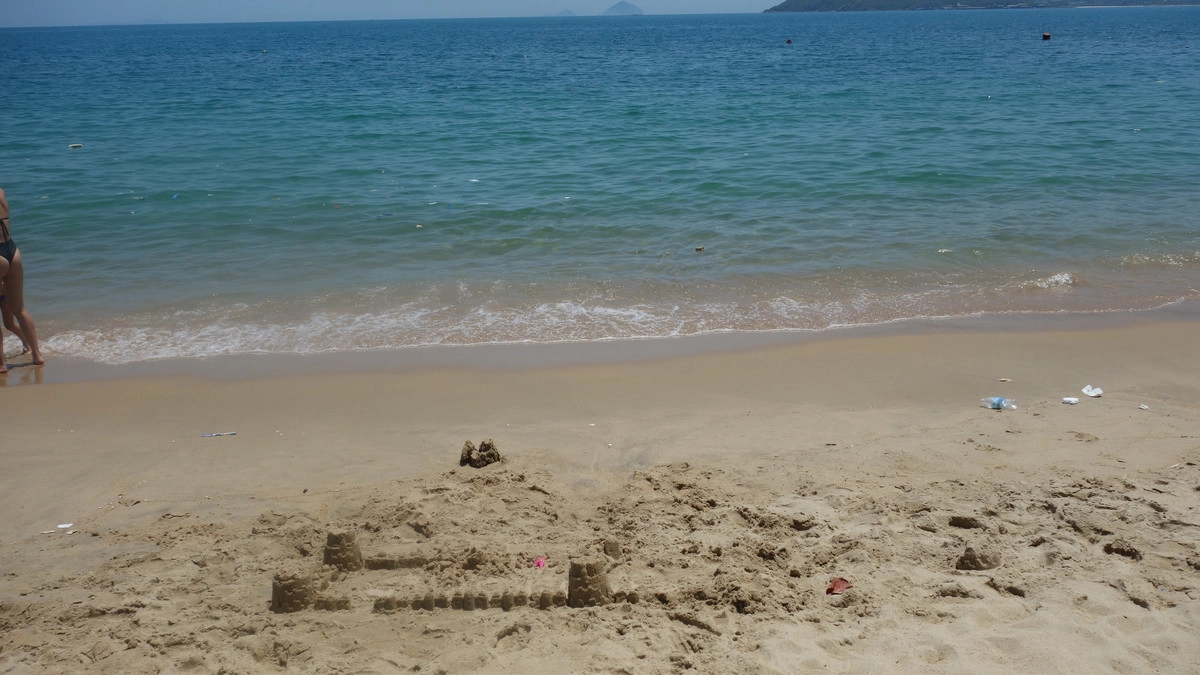 Кто-то рискнул и построил песочный замок. Надеюсь, он не обгорел.