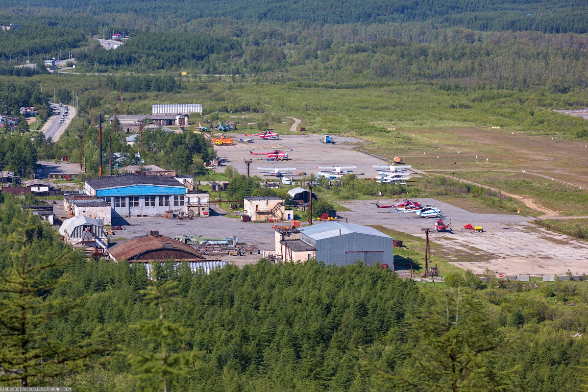 1. Аэропорт расположен на 13-м километре Колымской трассы.