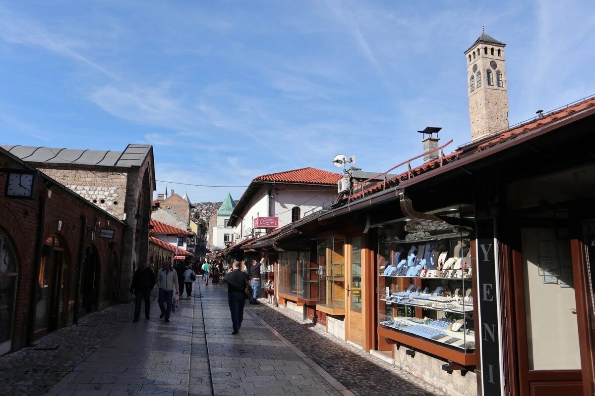 Столица Сараево - расположенный в долине, вытянувшийся вдоль реки турецко-австро-венгерско-югославский город. 