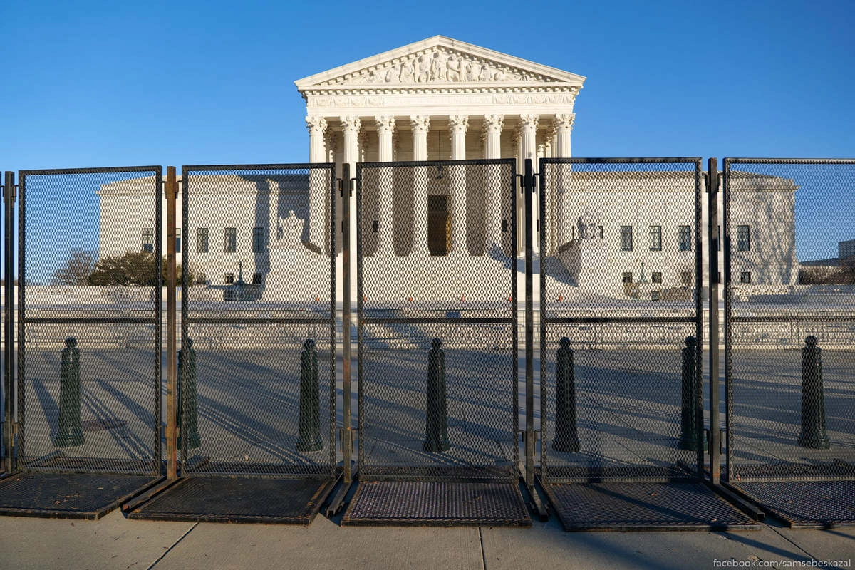 Забор вокруг здания Верховного суда.