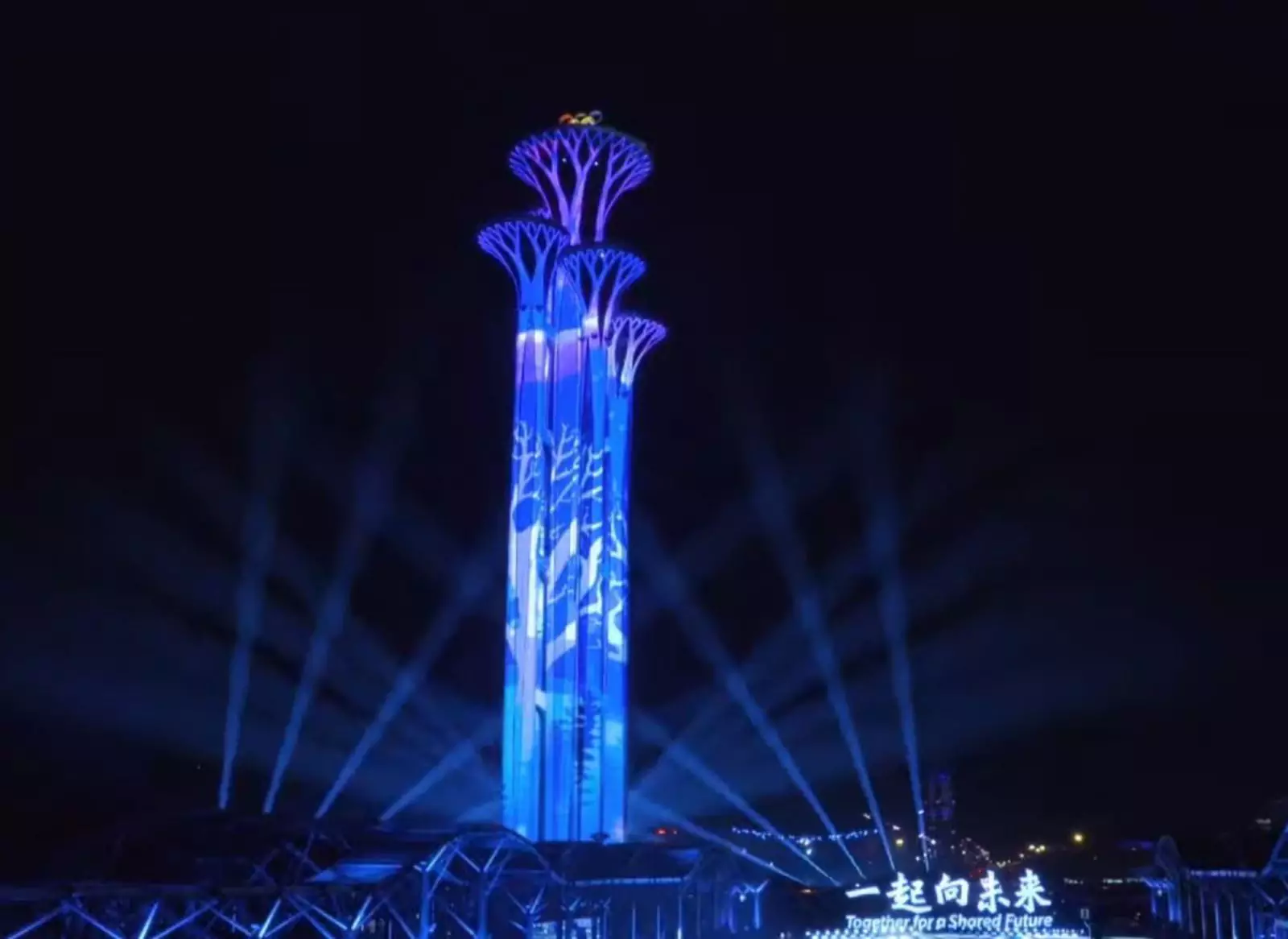 Лазерное шоу хабаровск пруды 2024. Пекин телебашня световое шоу. Лазерное шоу в Пекине 2022. Лазерное шоу в Китае. Световое шоу в Китае 2022.