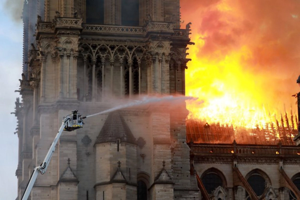 Пожарные пытаются затушить крышу собора