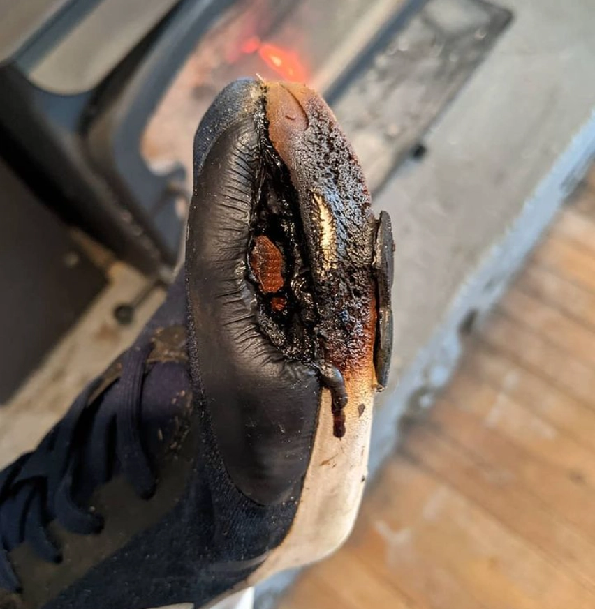 Когда пыталась просушить обувь ребёнка у дровяной печи, но немного недооценила силу огня 