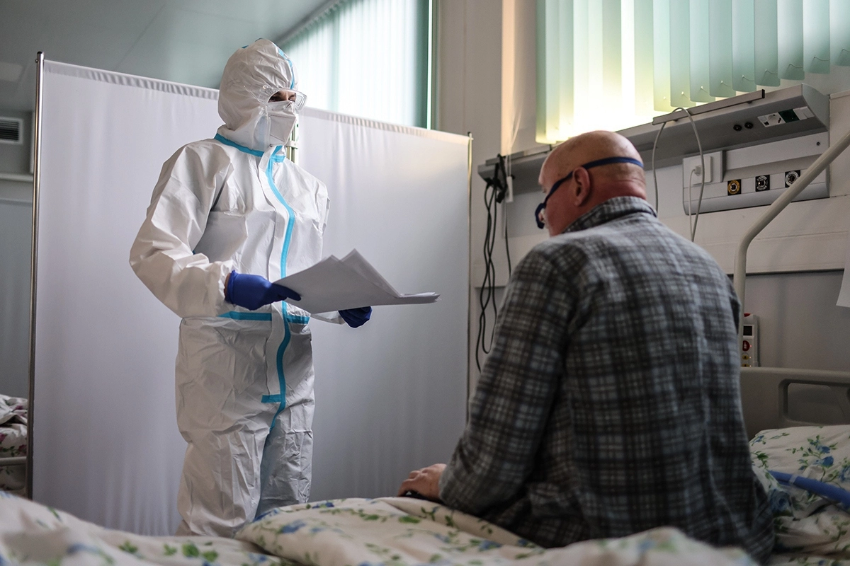 Пациент с коронавирусом © Сергей Савостьянов/ТАСС