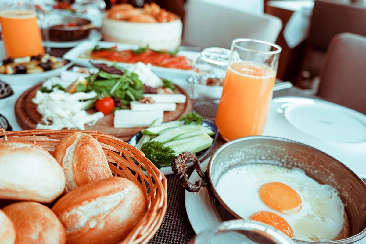 Результаты исследования показали, что люди, которые обычно пропускают утренний прием пищи, потребляют значительно меньше важных витаминов и минералов