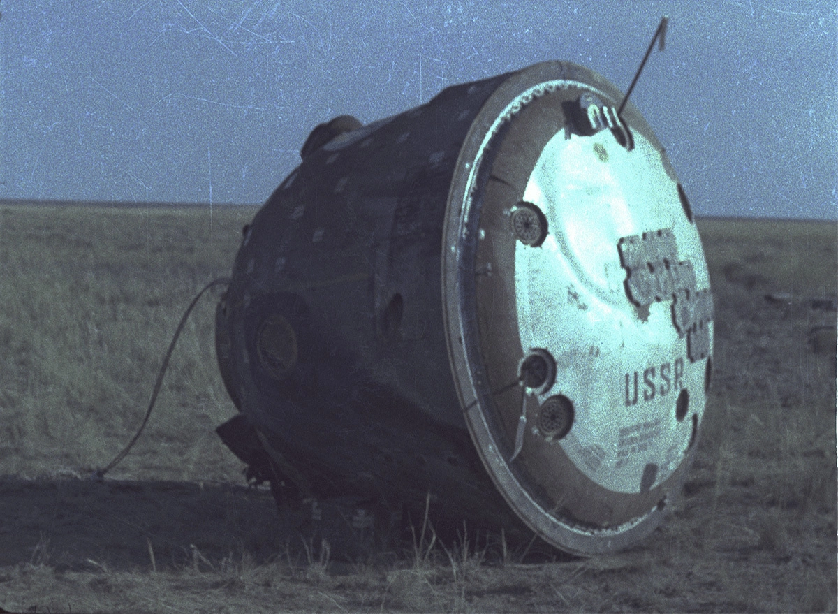 Спускаемый аппарат «Союз-11» после посадки.