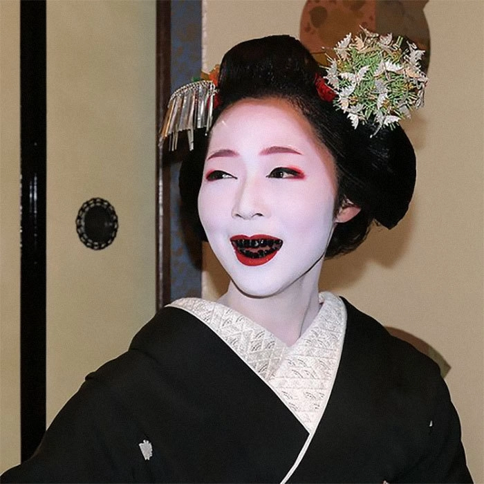 В Японии до 1870 года замужние женщины окрашивали зубы в чёрный цвет. Подобная улыбка считалась признаком красоты и статуса девушки. 
