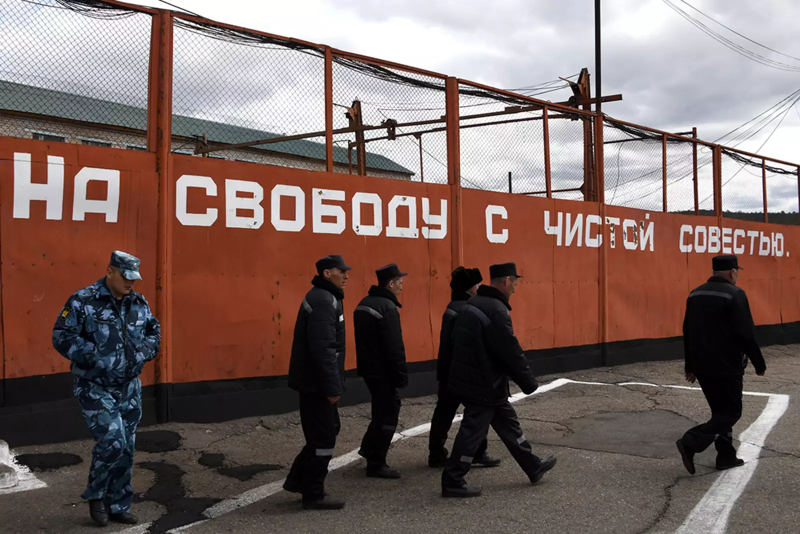 Россия. Чита. Надзиратель и осужденные колонии строгого режима №5. Россия. Чита. Надзиратель и осужденные колонии строгого режима №5.