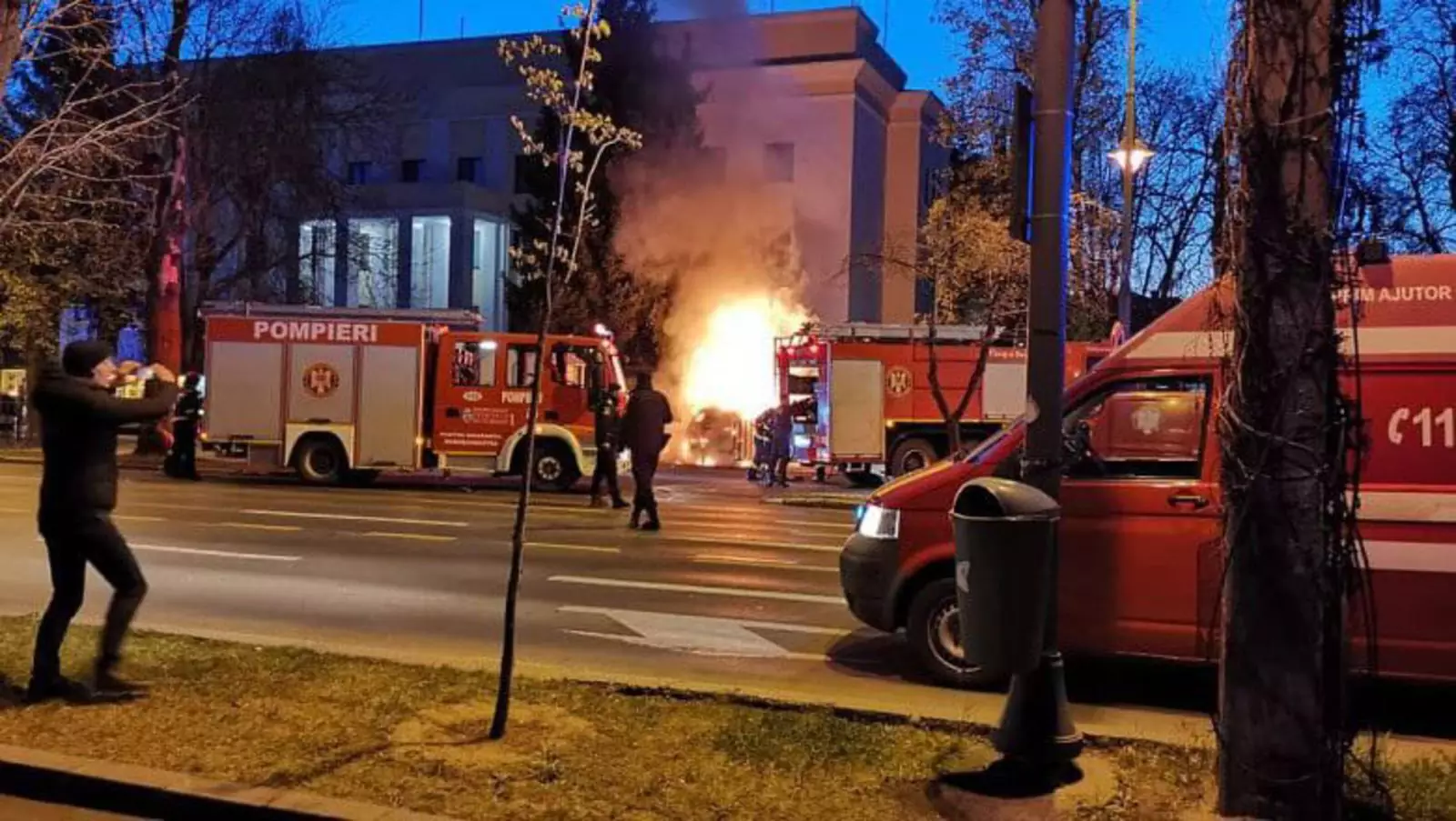 Нападение на посольство России в Бухаресте попало на видео