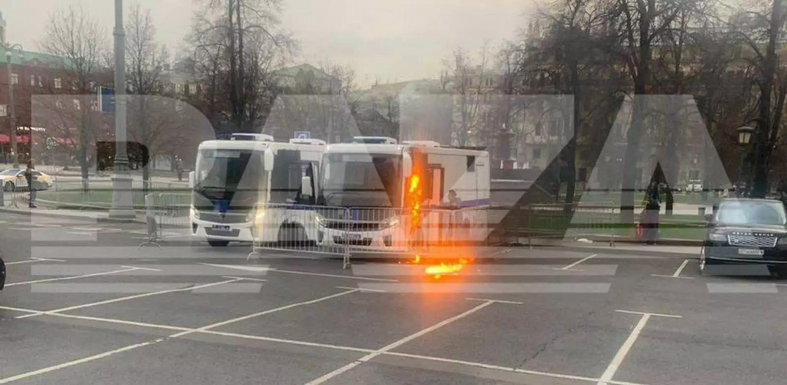 В центре Москвы подожгли автомобиль ОМОНа