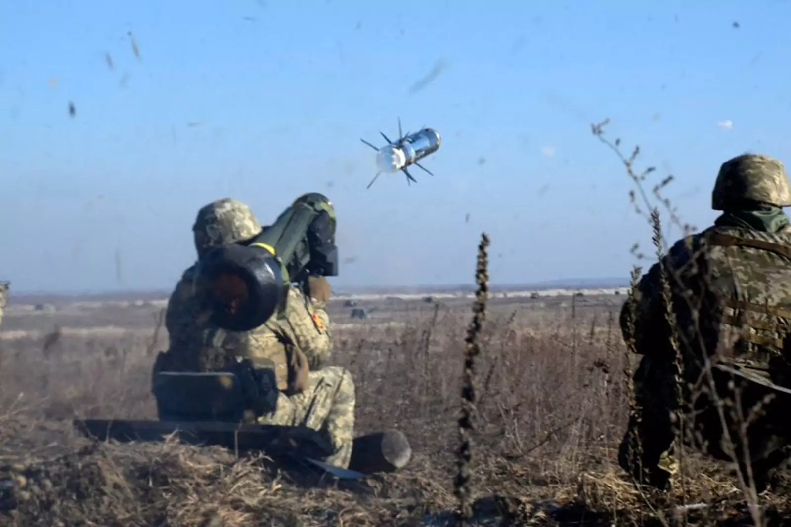 Украинский солдат ведёт огонь из птрк javelin Украинский солдат ведёт огонь из птрк javelin
