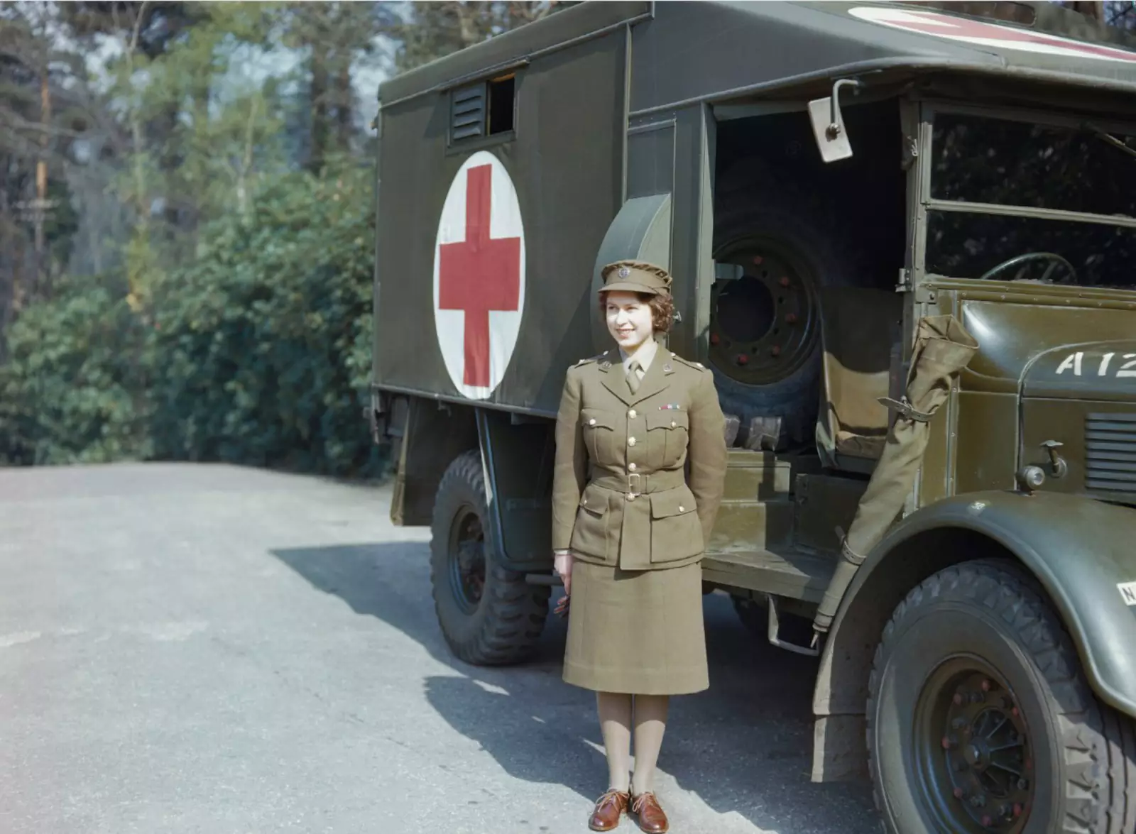 Елизавета в униформе Женского вспомогательного территориального корпуса в 1945 году Елизавета в униформе Женского вспомогательного территориального корпуса в 1945 году